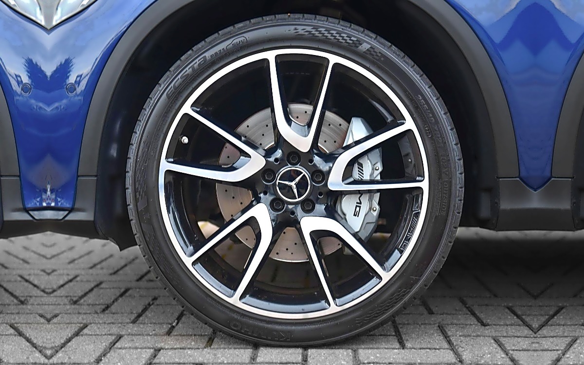 Mercedes-Benz GLC 43 AMG 21 inch velg in Plus: verzorgd en natuurlijk beeld met scherpere details, open schaduwen en een zachte lakglans